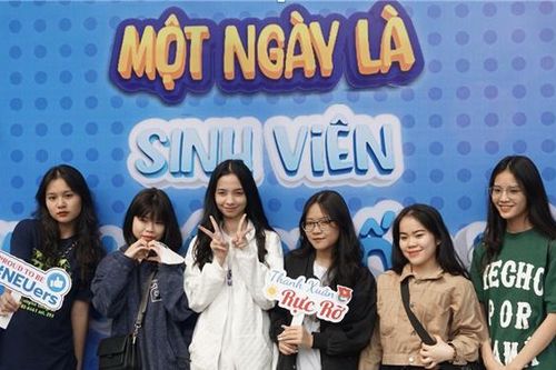 Gần 5.000 học sinh THPT trải nghiệm 'Một ngày là sinh viên Kinh tế Quốc dân'