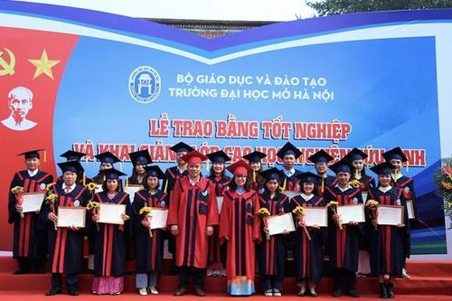 Trường ĐH Mở Hà Nội trao bằng tốt nghiệp cho gần 900 sinh viên, học viên, nghiên cứu sinh