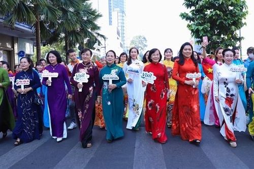 Hơn 3.000 người diễu hành áo dài trên đường phố Thành phố Hồ Chí Minh