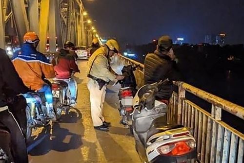 Nam thanh niên nhảy cầu Chương Dương tự tử