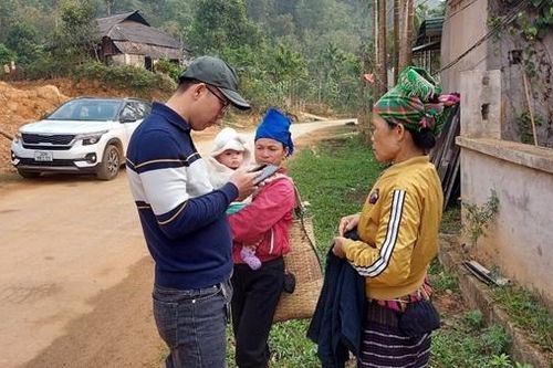 Cán bộ chính sách xã ghim tiền hỗ trợ sử dụng điện của hộ nghèo