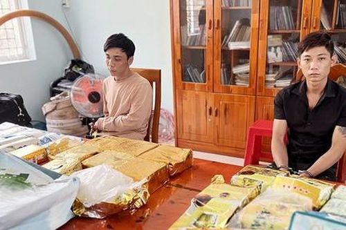 Bị truy đuổi, 2 đối tượng vứt hơn 18kg ma túy xuống đường vẫn không thoát