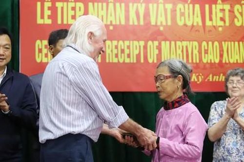 Cựu binh Mỹ sang Việt Nam trao trả cuốn nhật ký của liệt sỹ Cao Văn Tuất