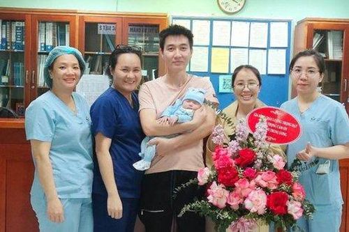 Bé sơ sinh có kháng thể trong máu chống lại các kháng nguyên phổ biến