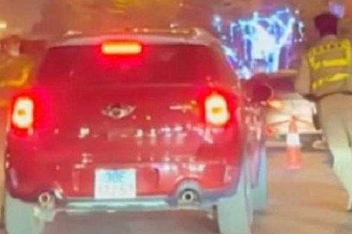 Tạm giữ lái xe hất cảnh sát giao thông lên nóc capo khi bị kiểm tra nồng độ cồn
