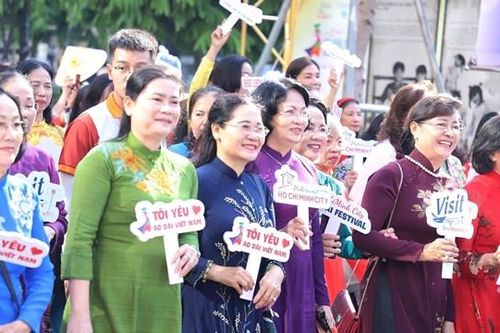 Những tà áo dài trên phố