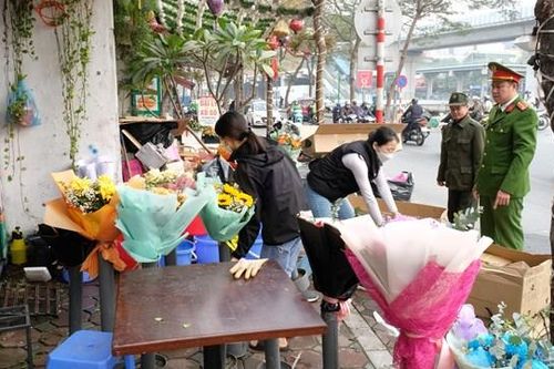 Phường Thượng Đình ra quân giành lại vỉa hè sau phản ánh