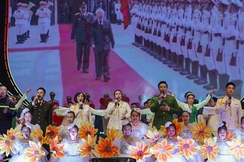 Công diễn vở nhạc kịch 'Vinh quang trên vai những người anh hùng'
