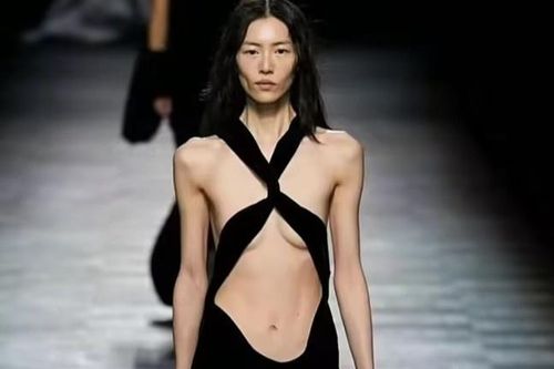 Ngoại hình gầy của siêu mẫu Lưu Văn gây lo lắng