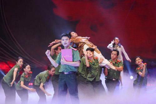 Công diễn nhạc kịch 'Vinh quang trên vai những người anh hùng'