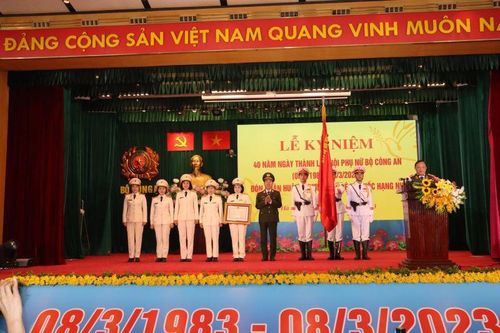 Trao tặng Hội Phụ nữ Công an nhân dân Huân chương Bảo vệ Tổ quốc hạng Nhì