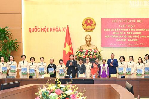 Chủ tịch Quốc hội Vương Đình Huệ gặp mặt Đoàn đại biểu phụ nữ Công an nhân dân tiêu biểu