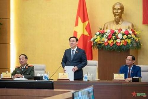 Chủ tịch Quốc hội Vương Đình Huệ gặp mặt nữ đại biểu Công an