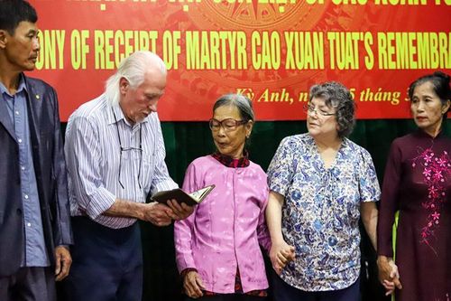 Xúc động lễ trao, nhận cuốn nhật ký của liệt sĩ Cao Xuân Tuất từ cựu binh Mỹ