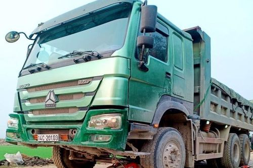 Chở các con đi học va chạm với xe tải, 3 mẹ con tử vong