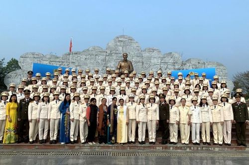 Phụ nữ Công an nhân dân báo công dâng Bác
