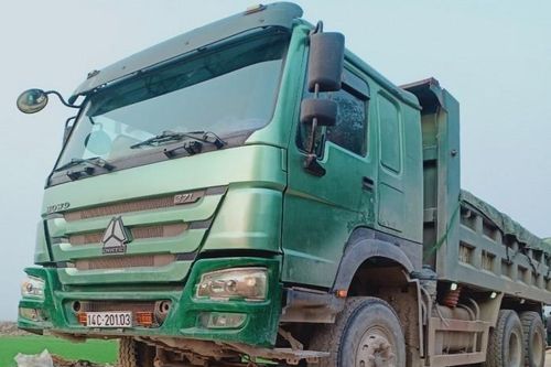 Chở con đi học, 3 mẹ con thiệt mạng khi va chạm với xe tải