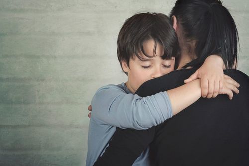Phát hiện trẻ yêu sớm cha mẹ càng rối, con càng giấu