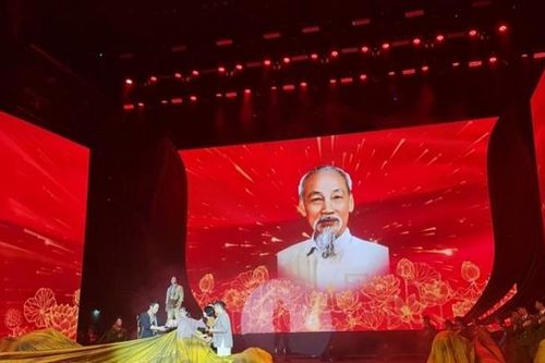Xúc động chương trình nghệ thuật đặc biệt 'Lời Người - ánh dương dẫn lối'