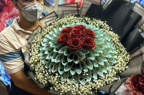 Tặng 'hoa' bằng tiền thật có vi phạm pháp luật?