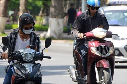 Dùng điện thoại khi lái xe: Vẫn thờ ơ với nguy cơ tai nạn
