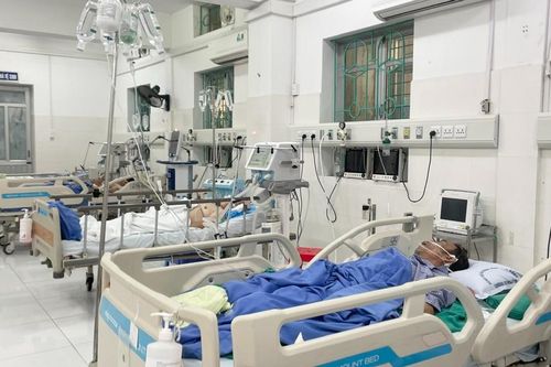 Người phụ nữ phải vào viện sau khi uống rượu với bạn