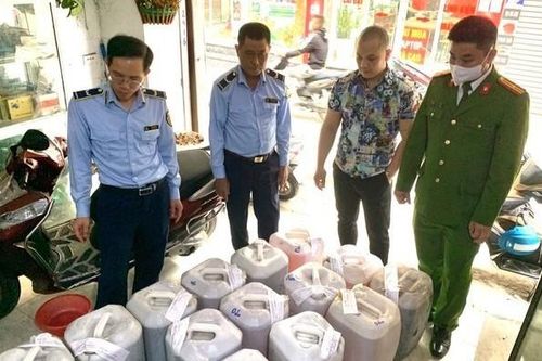 Hà Nội: Phát hiện cơ sở kinh doanh hơn 500 lít rượu không nguồn gốc xuất xứ