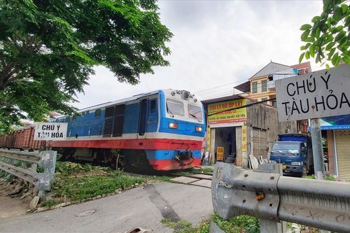 Hà Nội: Va chạm giữa tàu hỏa, 1 người đi bộ tử vong