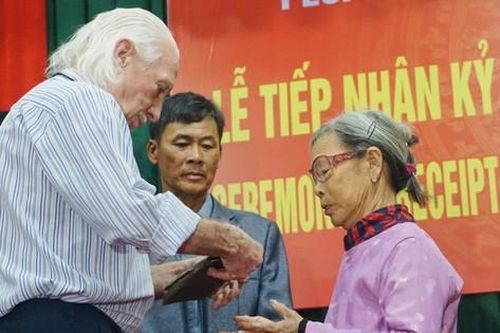 Cựu binh Mỹ trao trả nhật ký cho gia đình liệt sĩ