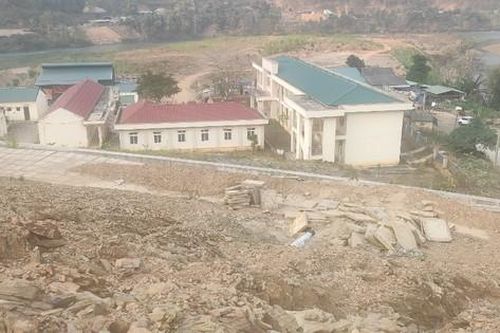 Thanh Hóa: Kè chống sạt lở uy hiếp, thầy trò trường nội trú 'dắt díu nhau' đi học nhờ