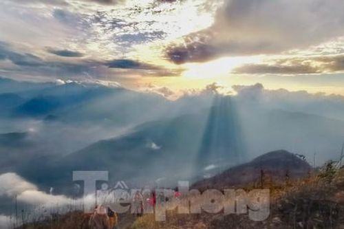 Săn mây giữa khung cảnh 'thần tiên' trên đỉnh núi Lảo Thẩn - Y Tý