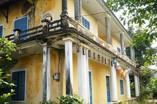 Nhà mẹ vua Bảo Đại ngập trong lá khô, rác và cỏ dại