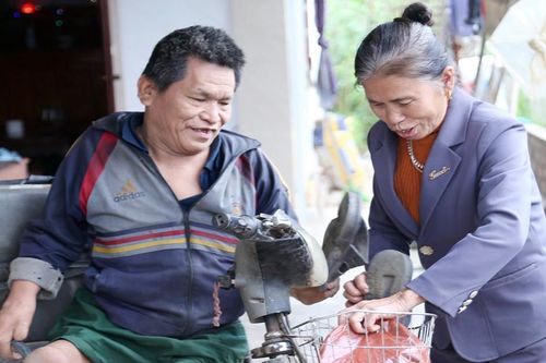 Chuyện tình như mơ của người đàn ông khuyết tật 2 chân
