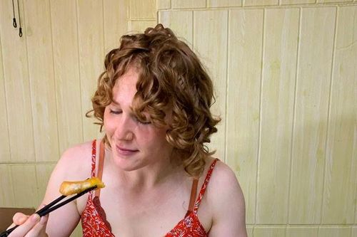Diễn viên Mỹ Corrin Carlson và niềm đam mê ẩm thực đường phố Việt Nam