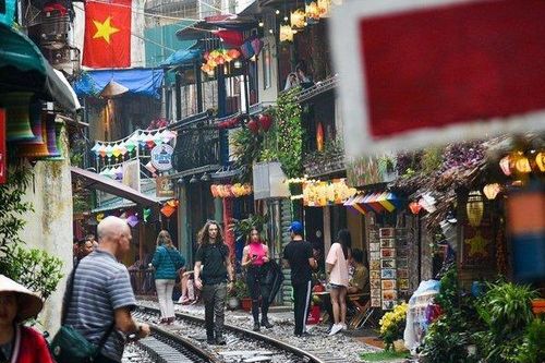 Hà Nội: Càng xử lý, phố cafe đường tàu càng đông