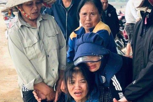 Đưa con đi học, 3 mẹ con gặp nạn tử vong: Người thân khóc ngất tại hiện trường