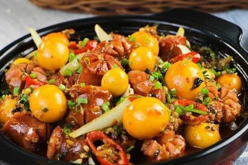 Thực đơn cơm chiều: Trứng gà xào cháy tỏi, thịt bò viên đậu phụ, rau bí luộc