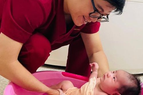 Nếu trong sữa tắm có các thành phần này, mẹ không nên dùng để tắm cho bé