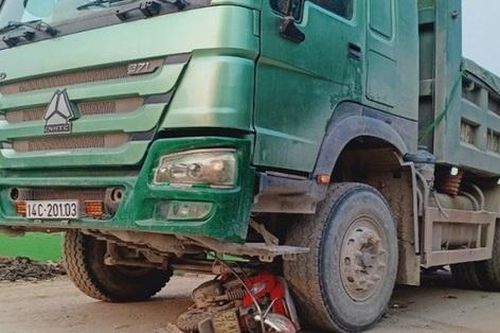 Mẹ và 2 con nhỏ tử vong trên đường đến trường