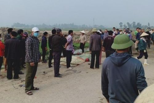 Va chạm với xe tải, 3 mẹ con bị cán tử vong khi đến trường