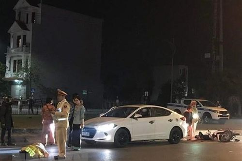Lái xe kẹp 3, không đội mũ bảo hiểm, tông vào tổ công tác, 1 cảnh sát giao thông bị thương nặng