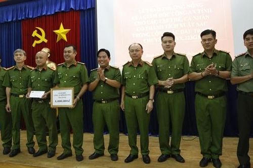 Khen thưởng Ban chuyên án khám phá nhanh vụ tạt axit làm một phụ nữ tử vong