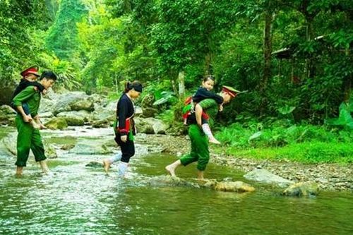 Sắc đỏ tháng Ba...
