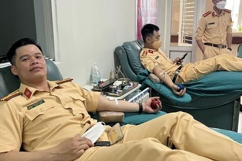 CSGT hiến máu cứu giúp bệnh nhân ung thư