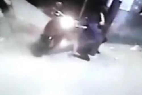 Clip thanh niên say rượu tông vào cột điện rồi nằm ngủ luôn tới sáng