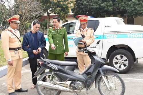 Truy bắt 'nóng' đối tượng cướp xe máy của nữ sinh