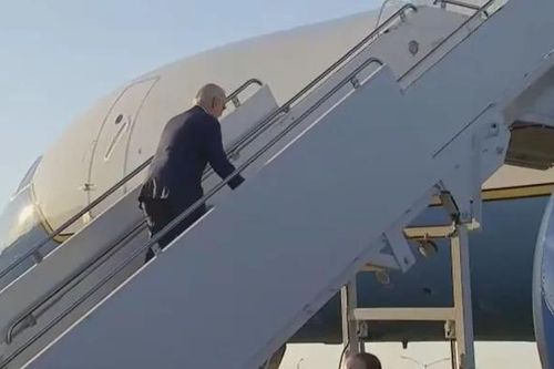 Tổng thống Mỹ Joe Biden tiếp tục hụt chân khi lên chuyên cơ