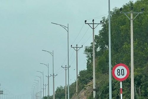 Cao tốc Vân Đồn – Móng Cái: Xử lý lún rồi 'quên' tháo biển hạn chế tốc độ