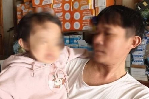 Bực mình chuyện sửa ống nước, người đàn ông xịt thẳng hơi cay vào mắt một cháu nhỏ
