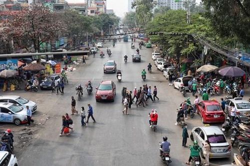 'Ngó lơ' cầu vượt bộ hành, người đi bộ liều mình băng qua đường